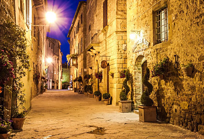 Fototapeta Úzká ulička ve starém městě v noci 1558